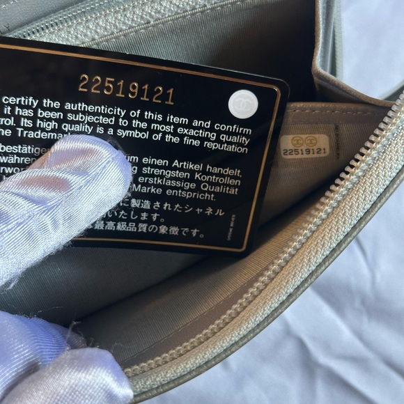 💯 Authentic Chanel Silver Chevron Quilted Zip Around Boy Wallet - Picture 7 of 16